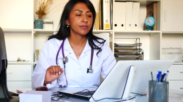 Latinskoamerická Žena Zkušený Lékař Vyplňování Lékařských Formulářů Notebooku Zatímco Sedí — Stock video