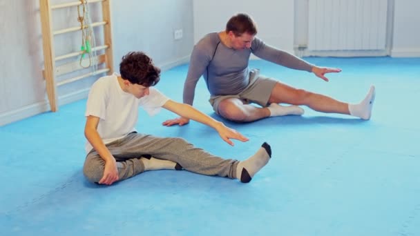 在个人空手道或柔道训练前 与教练一起进行肌肉训练和伸展运动 高质量的4K镜头 — 图库视频影像