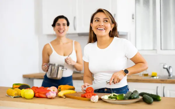 Two Cheerful Female Friends Preparing Salad Soup Together Modern Kitchen — Stock Photo, Image