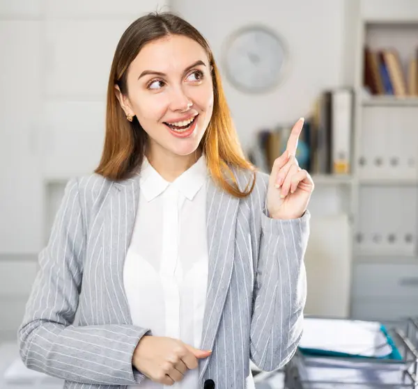 Retrato Una Mujer Negocios Feliz Pie Oficina Señalando Con Dedo —  Fotos de Stock
