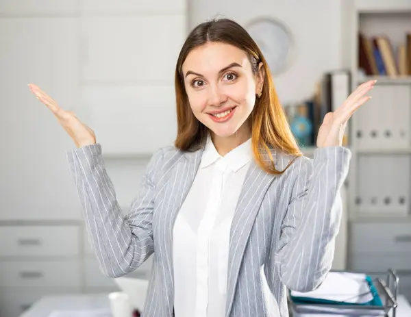 Retrato Una Mujer Negocios Feliz Pie Oficina Señalando Con Dedo —  Fotos de Stock