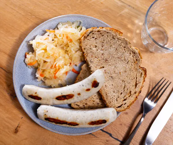 Appetitlich Gebratene Fleischwürste Mit Sauerkraut Auf Platte Serviert — Stockfoto