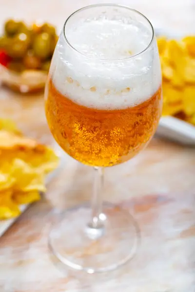 Glass Chilled Foam Frothy Beer Snacks Portion Yellow Crispy Potato — Stock Photo, Image