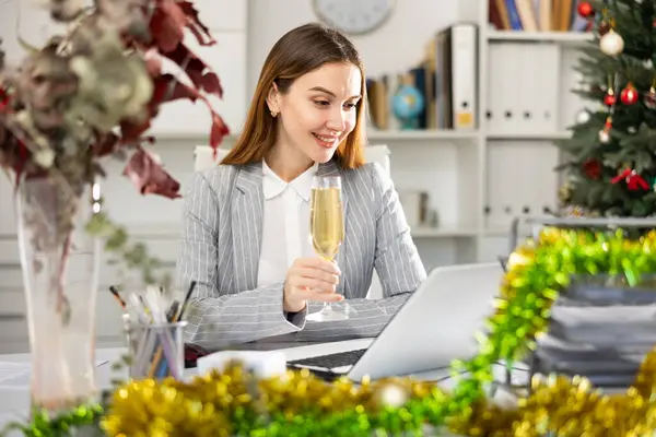 Zakelijke Vrouw Met Een Glas Champagne Feliciteert Vrolijk Kerstfeest Het — Stockfoto