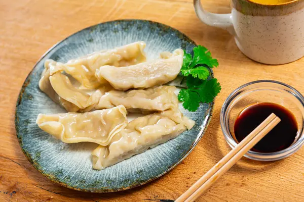 Apetitivos Dumplings Gyoza Japoneses Servidos Con Cerdo Servido Bandeja —  Fotos de Stock