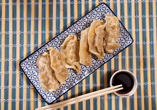 Eetlust Japanse Gyoza Dumplings Geserveerd Met Varkensvlees Geserveerd Schotel — Stockfoto