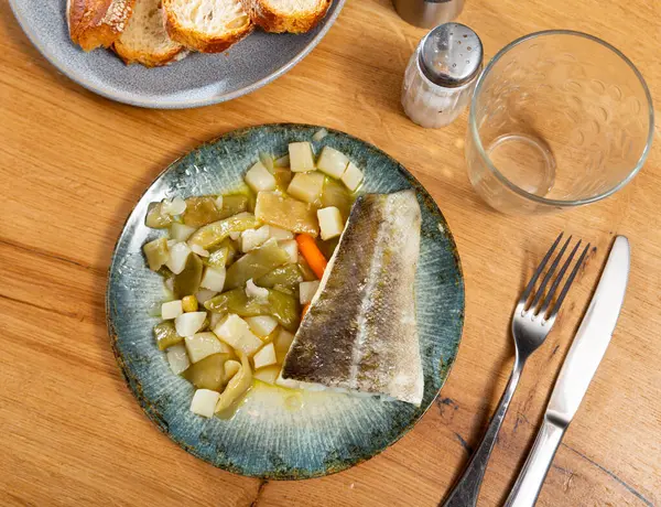 Filet Dorsza Podawany Gulaszem Ziemniaczanym Zieloną Fasolą Talerzu — Zdjęcie stockowe