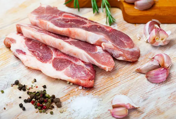 生の豚肉の肩木製のテーブルの上で調理する準備 — ストック写真