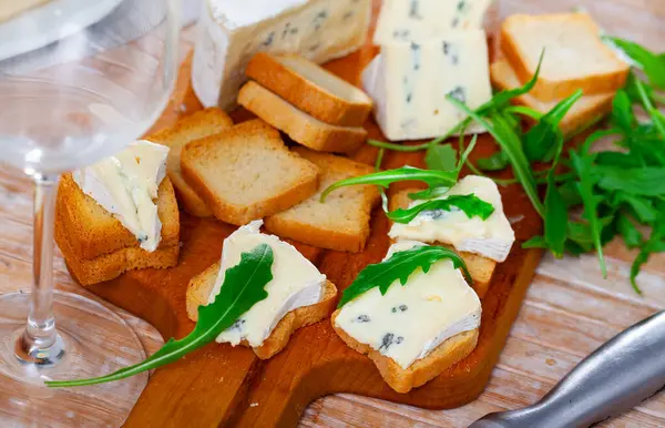 Sandwiches Recién Preparados Con Queso Azul Rúcula Verde Sobre Una —  Fotos de Stock