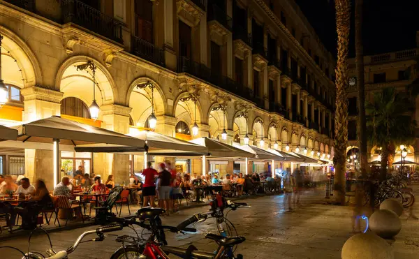 西班牙巴塞罗那Barri Gotic Placa Reial广场酒吧和餐馆的游客 — 图库照片