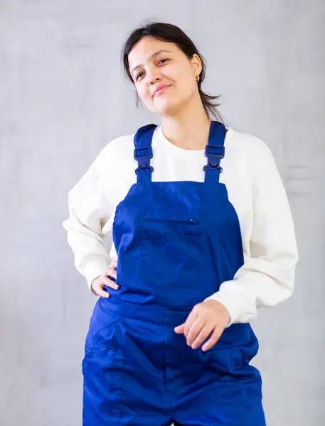 Positiv Ung Kvinna Professionell Byggarbetare Klädd Blå Overall Poserar Tryggt — Stockfoto