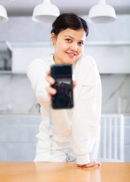 Jonge Dolblij Aziatische Vrouw Stretching Hand Met Smartphone Tonen Gadget — Stockfoto