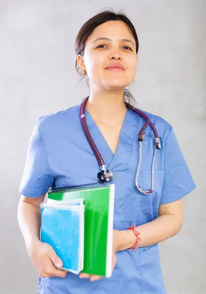 Positiv Säker Ung Kvinna Professionell Läkare Blå Uniform Och Med — Stockfoto
