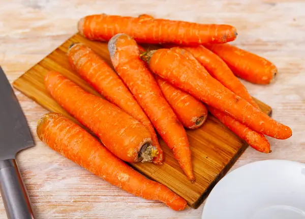 Fresh Organic Carrots Wooden Cutting Kitchen Board Kitchen Knife — Stock Photo, Image
