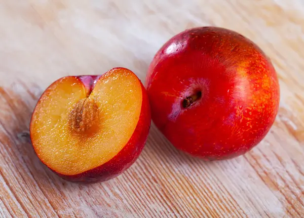 Lekkere Rijpe Rode Pruim Een Houten Ondergrond Gezonde Vruchten — Stockfoto