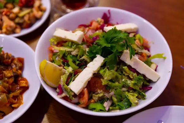 Türkischer Choban Salat Mit Feta Käse Und Kirschtomaten — Stockfoto