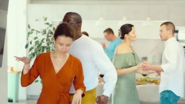 Homens Mulheres Meia Idade Felizes Fazendo Dança Rápida Pares Durante — Vídeo de Stock