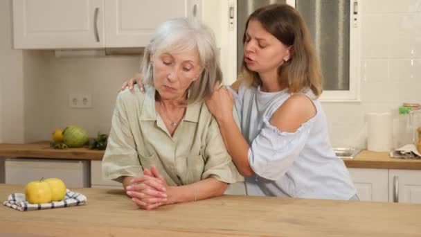 Женщина Утешает Свою Депрессивную Пожилую Мать Молодая Женщина Поддерживает Свою — стоковое видео