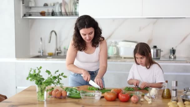 Máma Dcera Nakrájejí Syrovou Zeleninu Salát Řezání Prken Dívka Pozorně — Stock video