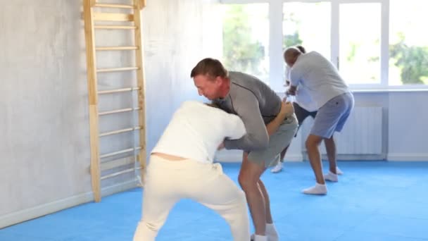 Homme Adulte Jeune Homme Formant Des Techniques Judo Studio — Video