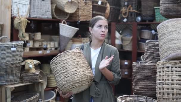 Молода Жінка Шукає Плетену Роботу Магазині Домашнього Декору Високоякісні Кадри — стокове відео
