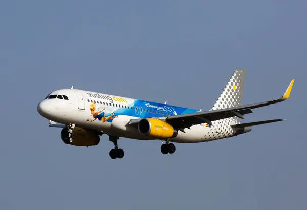 Barcelona Hiszpania Stycznia 2020 Lotnicze Linie Lotnicze Vueling Kolorowanki Disney — Zdjęcie stockowe