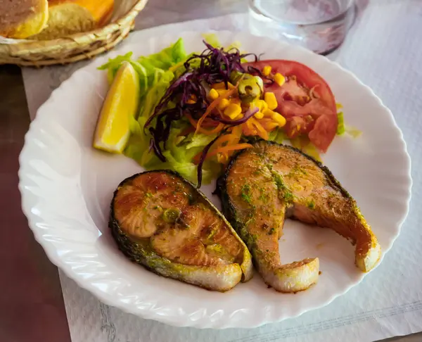 Healthy Eating Grilled Steaks Salmon Served Vitamin Vegetable Salad Slice — Stock Photo, Image