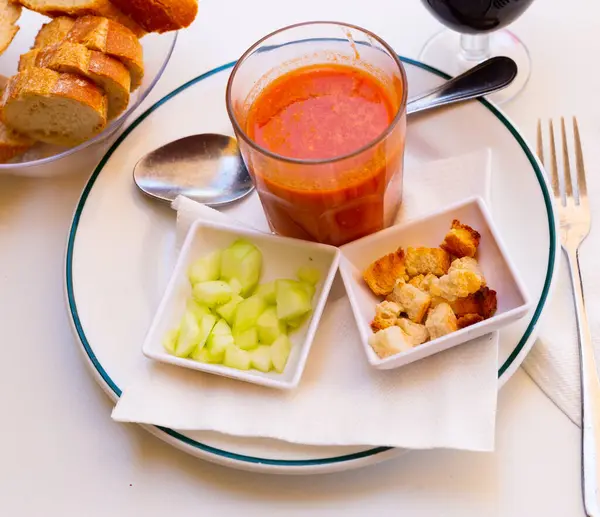 安达卢西亚番茄酱 蔬菜汤传统上是用清凉的油炸卷心菜和黄瓜 西班牙菜 — 图库照片