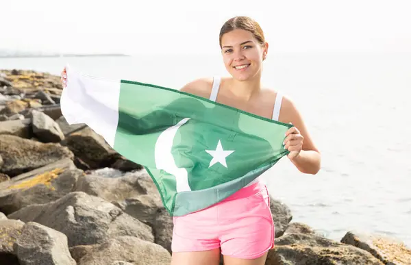 Young Smiling Woman Summer Clothes Posing Big Flag Pakistan Sea — Stock Photo, Image