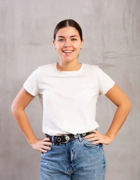 Positieve Glimlachende Jonge Vrouw Casual Kleding Poseren Binnen — Stockfoto