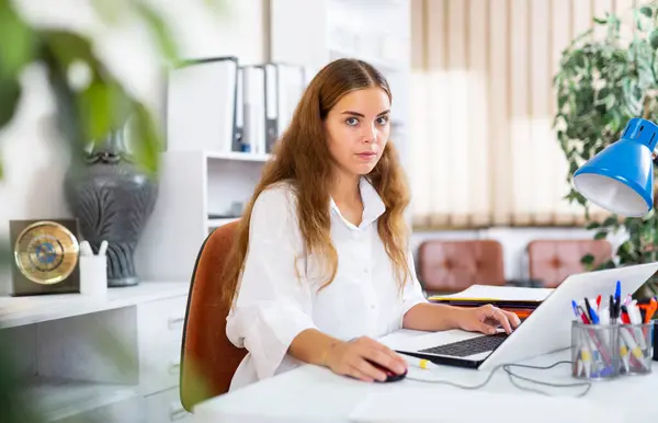 Kadın Muhasebeci Ofiste Oturuyor Bilgisayarda Çalışıyor — Stok fotoğraf