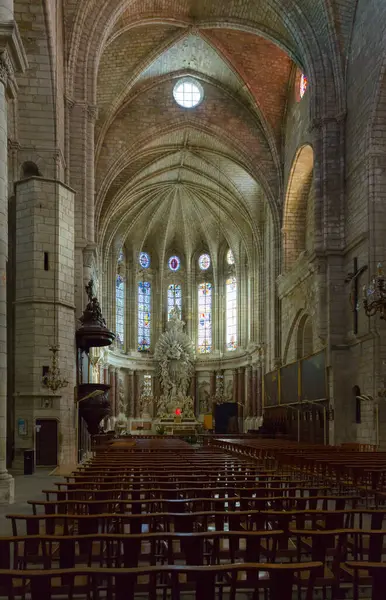 位于法国境内贝齐尔的圣拿泽尔大教堂的内部 — 图库照片