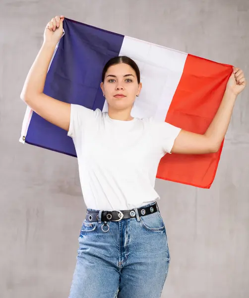 Jeune Femme Sérieuse Tenant Drapeau National France Entre Ses Mains — Photo
