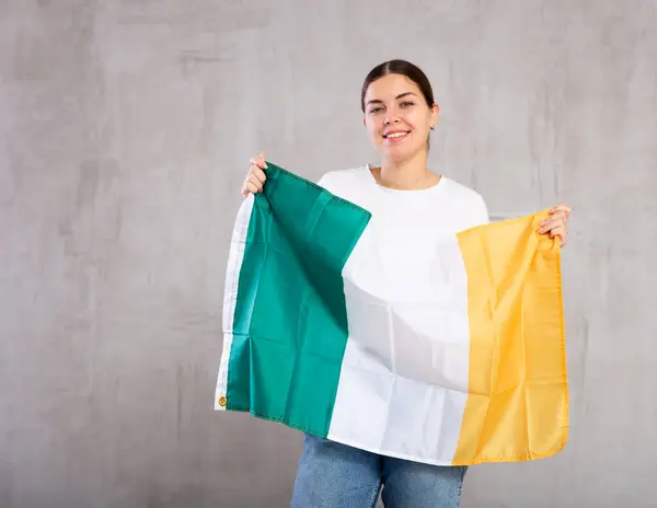 Fröhliches Mädchen Steht Mit Der Flagge Irlands Der Hand Vereinzelt — Stockfoto