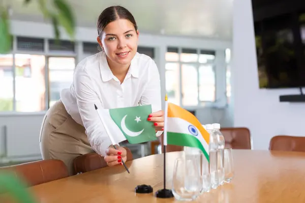Empleado Delegación Prepara Mesa Negociaciones Establece Bandera India Pakistán — Foto de Stock