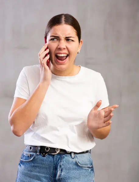 Mujer Joven Indignada Hablando Por Teléfono Celular Estudio — Foto de Stock