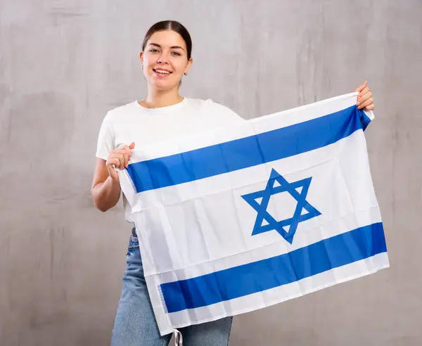 Alegre Animadora Sostiene Bandera Israelí Sus Manos Aislado Sobre Fondo — Foto de Stock