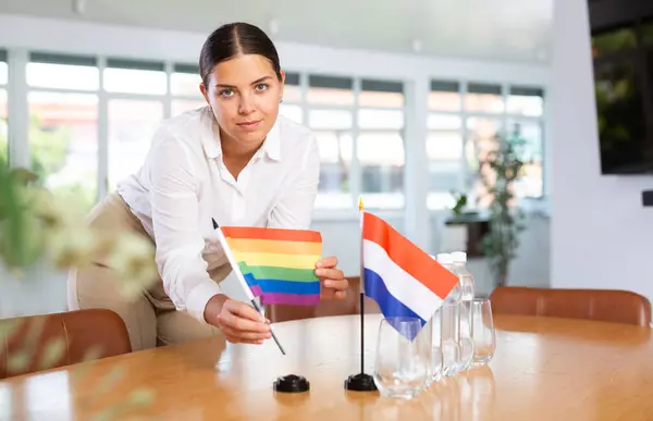 Voorbereiding Zakelijke Onderhandelingen Vrouw Zet Vlaggetjes Van Landen Van Nederland — Stockfoto