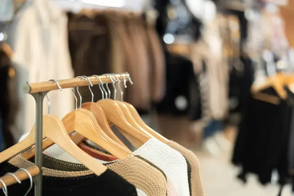 Ricca Collezione Capi Abbigliamento Elegantemente Esposti Boutique Lusso — Foto Stock