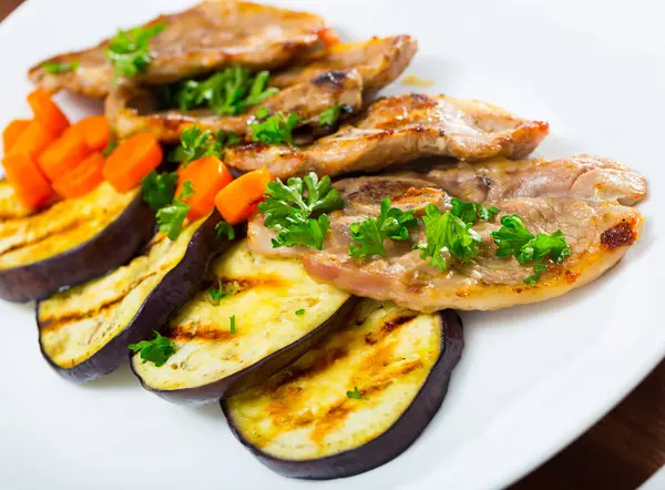 Delicious Broiled Lamb Loin Chops Served White Plate Grilled Eggplant — Stock Photo, Image