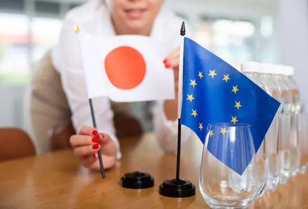 Üzleti Ruhás Fiatal Japán Európai Unió Zászlaját Helyezi Hivatalba Tárgyalóasztalra — Stock Fotó