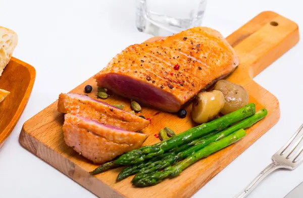 Cutting Board Appetizing Roasted Duck Breast Asparagus — Stock Photo, Image
