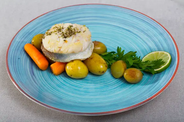 Filete Bacalao Preparado Servido Con Patatas Hervidas Zanahorias Verduras —  Fotos de Stock