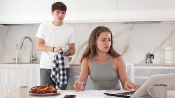 Rozrušená Mladá Žena Sedící Počítače Zády Svému Manželovi Hádající Kuchyni — Stock video
