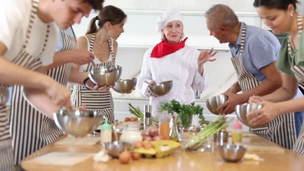 Venligt Erfarne Senior Kvindelig Kok Giver Kulinariske Klasser Til Gruppe – Stock-video