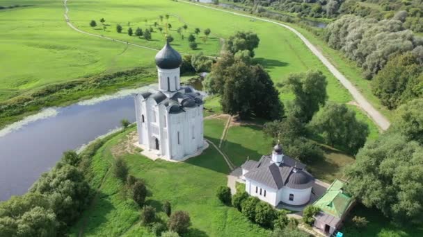 Ortodoxa Förbandets Kyrka Vid Floden Nerl Bogolyubovo Distriktet Suzdalskij Vladimir — Stockvideo
