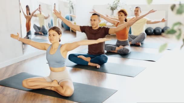 Grupo Jóvenes Deportistas Practican Hatha Yoga Estudio Durante Clase Con — Vídeos de Stock