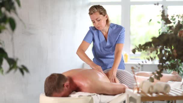 Massaggiatore Che Massaggio Corpo Uomo Primo Piano Filmati Alta Qualità — Video Stock