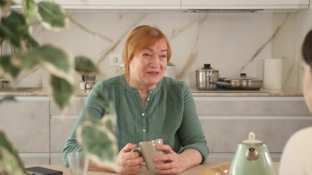 Donna Adulta Sorridente Giovane Donna Che Beve Cucina Filmati Alta — Video Stock