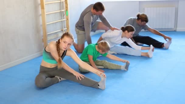 Aile Atletleri Dövüş Sanatları Dersine Hazırlanıyor Isınma Hareketleri Bacak Esnetme — Stok video